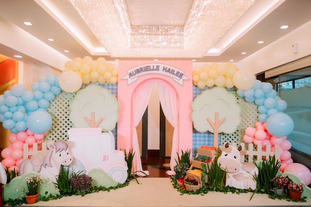 Barnyard themed party stage and balloon arch